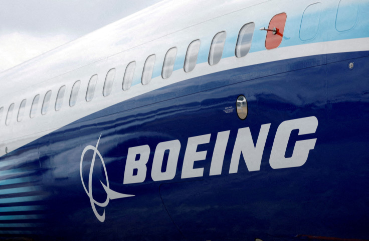 Das Boeing-Logo ist auf der Seite einer Boeing 737 MAX auf der Farnborough International Airshow zu sehen