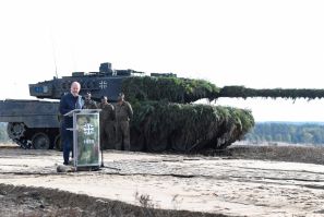 Bundeskanzler Scholz besucht die Ausbildung der Bundeswehr auf einem Militärstützpunkt in Bergen