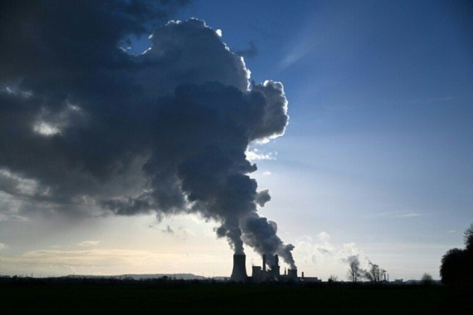 Riesige Dampfwolken strömen aus dem Kohlekraftwerk in Niederaußem, Deutschland