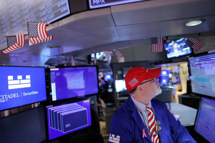 Ein Händler arbeitet auf dem Handelsparkett der New York Stock Exchange (NYSE) in Manhattan, New York City