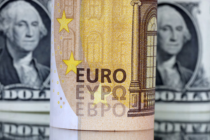 Abbildung zeigt US-Dollar und Euro-Banknoten