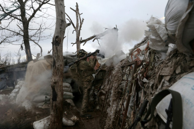 Ein ukrainischer Soldat feuert eine Granate auf eine russische Stellung in Donezk