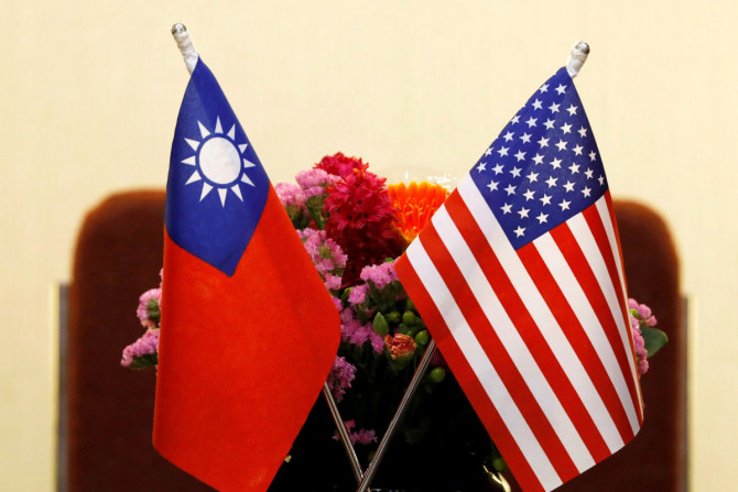Flaggen von Taiwan und den USA werden für ein Treffen in Taipei aufgestellt