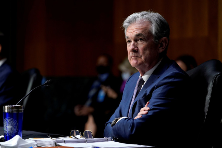 Der Vorsitzende der Federal Reserve, Jerome Powell, hört während einer Anhörung des Bankenausschusses des Senats in Washington zu