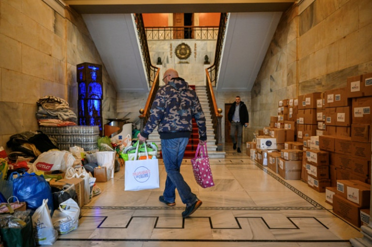 Ein Mitarbeiter der Athener Stadtverwaltung bereitet Taschen mit Waren vor, die von Athener Bürgern bereitgestellt wurden, um der Türkei zu helfen