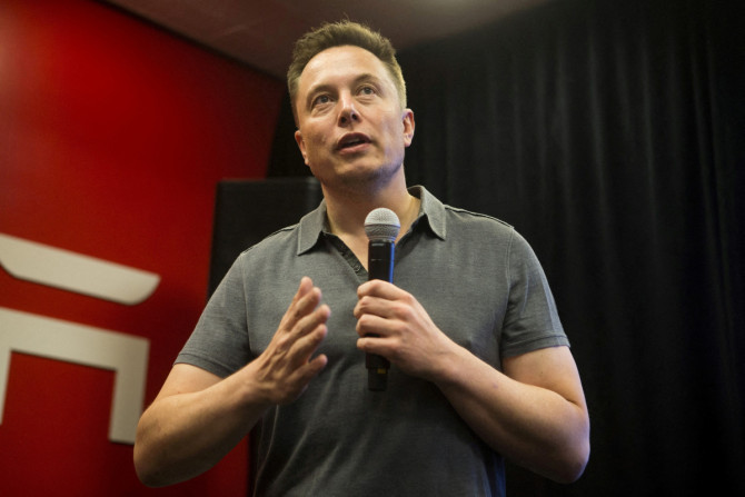 Tesla-CEO Elon Musk spricht während einer Tesla-Veranstaltung in Palo Alto über neue Autopilot-Funktionen