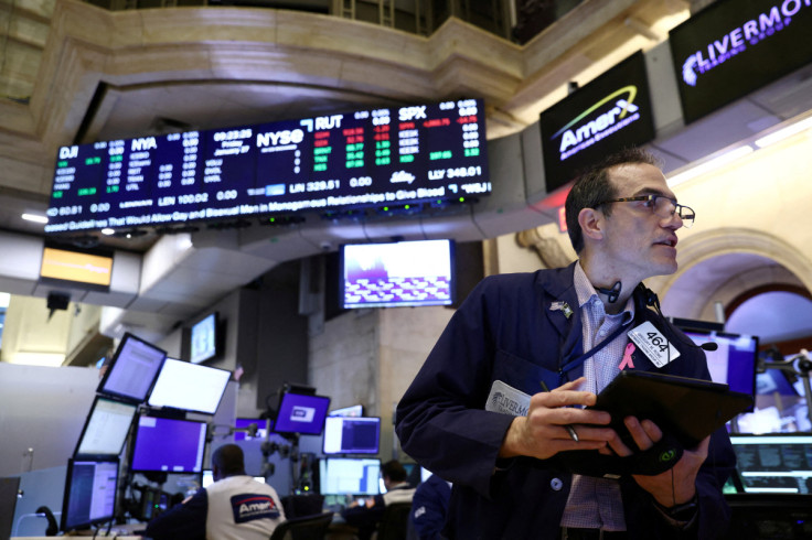Ein Händler arbeitet auf dem Handelsparkett der New York Stock Exchange (NYSE) in New York City, USA