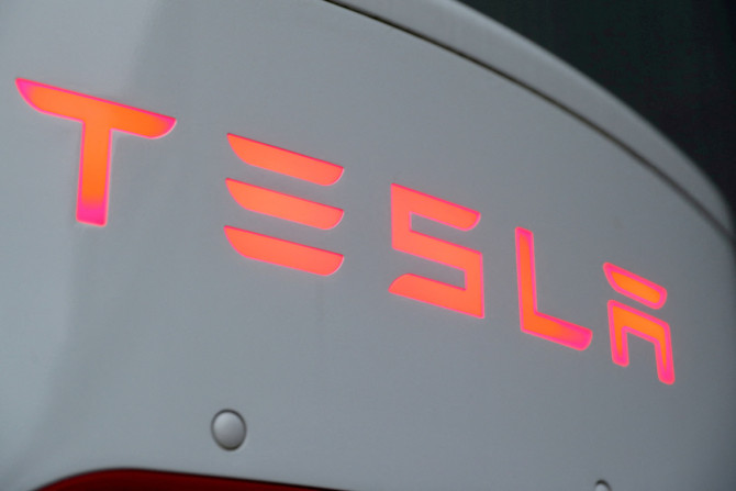 Das Logo von Tesla ist an einer Tesla Supercharger-Station zu sehen