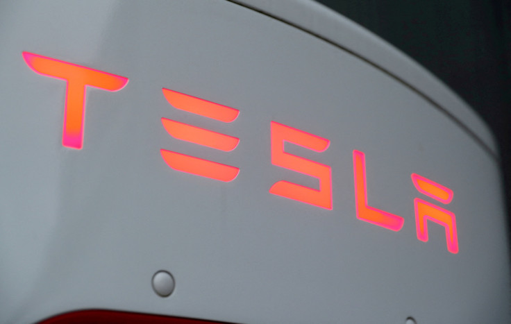 Das Logo von Tesla ist an einer Tesla Supercharger-Station zu sehen