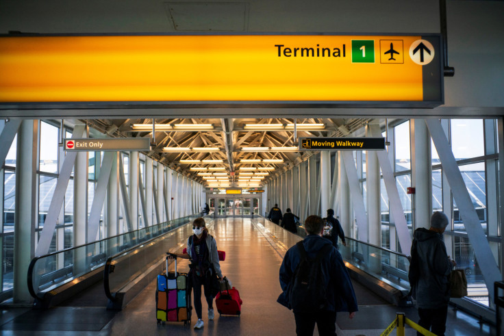 Menschen gehen um Terminal 1 am Flughafen JFK herum, nachdem die Federal Aviation Administration (FAA) Flüge, die an Flughäfen in New York City ankommen, wegen der Coronavirus-Krankheit (COVID-19) in New York vorübergehend gestoppt hat