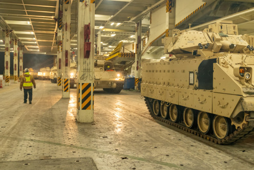 Bradley Fighting Vehicles, die in die Ukraine fahren, werden in South Carolina auf ein Schiff geladen