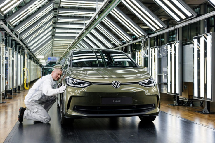VW hat im vergangenen Jahr mehr als 570.000 vollelektrische Fahrzeuge an Kunden ausgeliefert, eine Steigerung von 26 Prozent gegenüber 2021