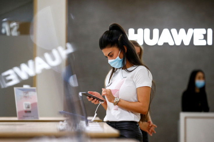 Ein Mitarbeiter nutzt ein Huawei P40-Smartphone auf der Verbrauchermesse IFA in Berlin
