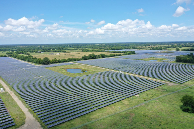 Auf diesem Drohnenfoto sind Sonnenkollektoren in der Impact-Solaranlage in Deport, Texas, zu sehen