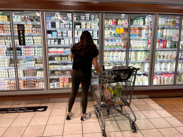 Eine Frau kauft in einem Supermarkt ein, während die steigende Inflation die Verbraucherpreise in Los Angeles beeinflusst