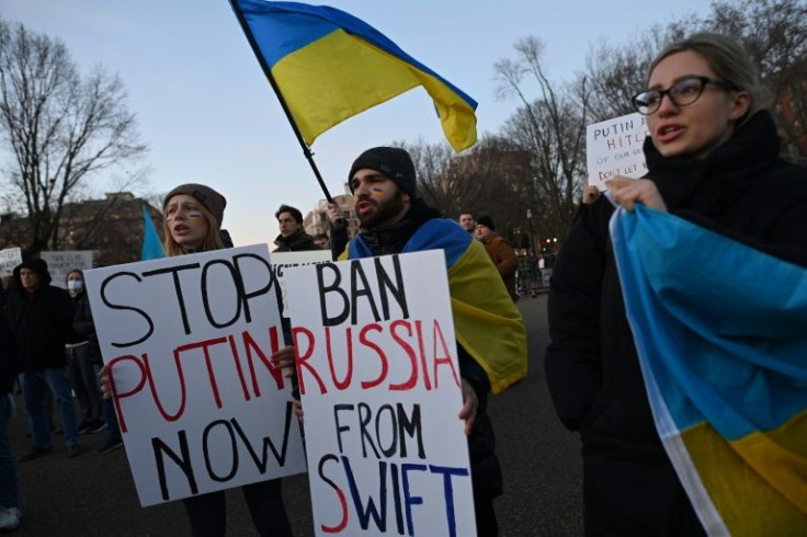 Aktivisten protestieren gegen die russische Invasion in der Ukraine und halten am 25. Februar 2022 bei einer Kundgebung gegenüber dem Weißen Haus in Washington ein Schild mit der Aufschrift „Russland von SWIFT verbieten“.