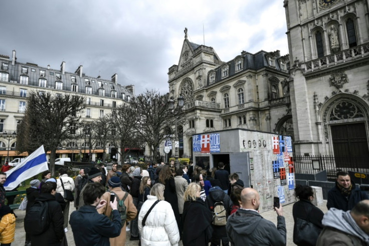 Besucher stehen Schlange, um sich in Paris ein Modell der Strafzelle des inhaftierten russischen Oppositionspolitikers Alexej Nawalny anzusehen
