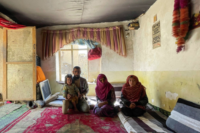 Die Familie von Khair Mohammad, der durch eine Minenexplosion seine Beine verloren hat, posiert in ihrem Haus in Kabul für ein Foto