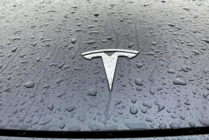 Eine Ansicht zeigt das Tesla-Logo auf der Motorhaube eines Autos in Oslo