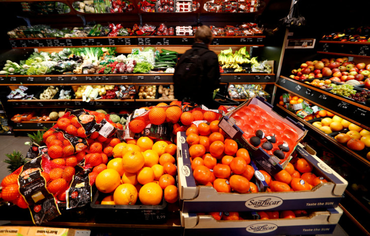 Volle Regale mit Früchten sind in einem Supermarkt während der Ausbreitung der Coronavirus-Krankheit (COVID-19) in Berlin abgebildet