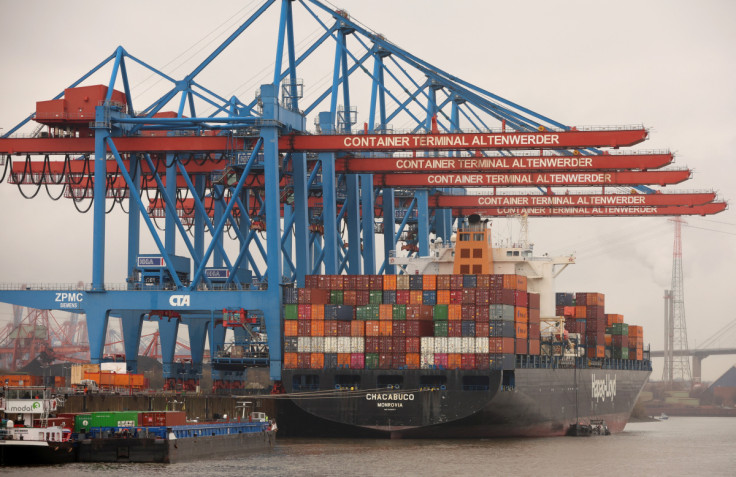 Am HHLA Container Terminal Altenwerder an der Elbe in Hamburg werden Container vom Containerschiff Chacabuco von Hapag-Lloyd entladen