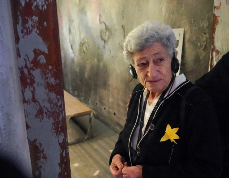 Krystyna Budnicka, Überlebende des Aufstands im Warschauer Ghetto 1943, besucht die Ausstellung „Um uns herum ein Feuermeer“ im Polin-Museum in Warschau, Polen