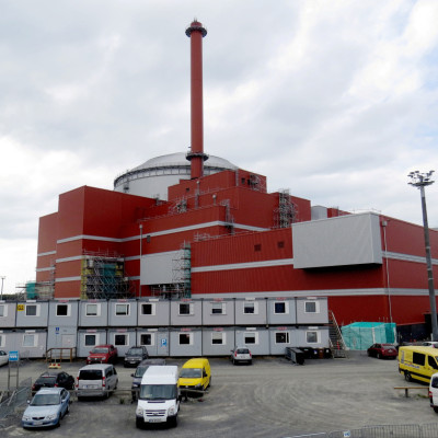 Eine allgemeine Ansicht des unvollendeten Kernreaktors Olkiluoto-3 in Eurajoki