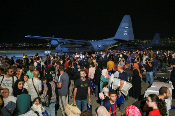 Aus dem Sudan evakuierte Menschen treffen am 24. April 2023 auf einem Militärflughafen in Amman ein