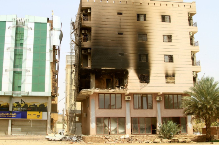 Ein Gebäude, das am 23. April 2023 bei Kämpfen zwischen den Streitkräften zweier rivalisierender sudanesischer Generäle im südlichen Teil von Khartum beschädigt wurde