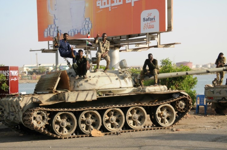 Soldaten der sudanesischen Armee, loyal gegenüber Armeechef Abdel Fattah al-Burhan, sitzen am 20. April 2023 auf einem Panzer in der Stadt Port Sudan am Roten Meer
