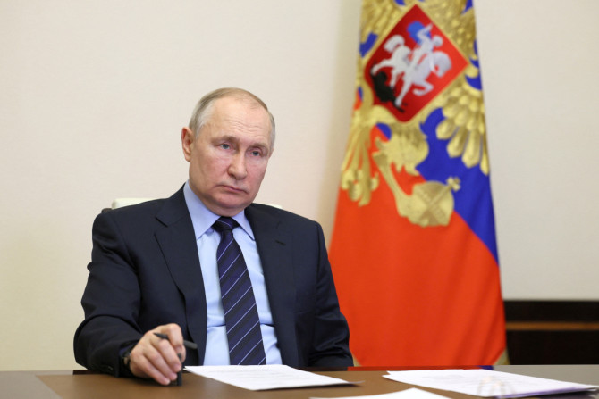 Der russische Präsident Putin leitet ein Treffen außerhalb von Moskau