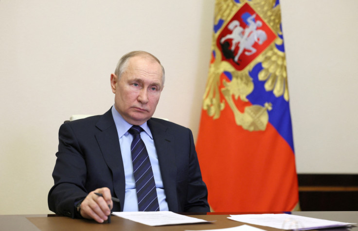 Der russische Präsident Putin leitet ein Treffen außerhalb von Moskau