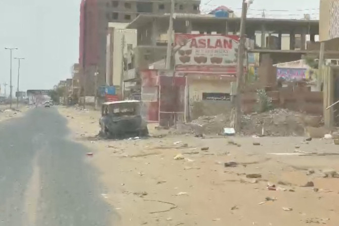 Eine Ansicht zeigt ein beschädigtes Auto in der Martyr Muhammad Hashem Matar Street in Bahri, Nord-Khartum, Sudan