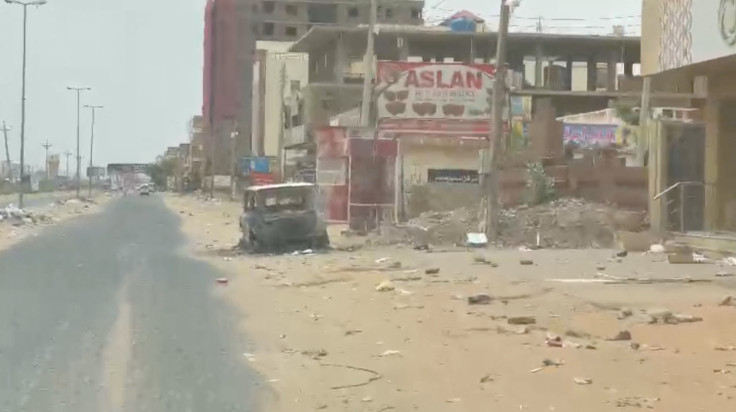 Eine Ansicht zeigt ein beschädigtes Auto in der Martyr Muhammad Hashem Matar Street in Bahri, Nord-Khartum, Sudan