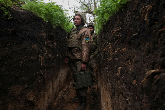 Ein ukrainischer Soldat Oleksandr, 44, wird in einem Graben an einer Frontlinie in der Region Donezk gesehen