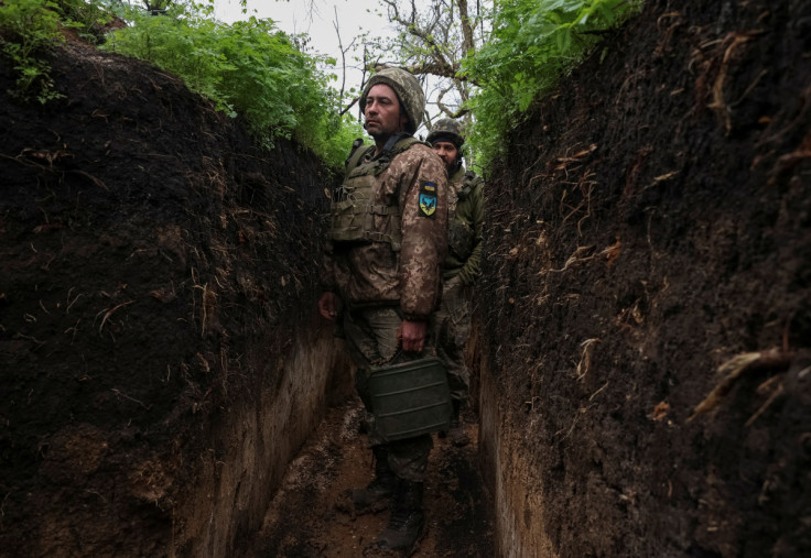 Ein ukrainischer Soldat Oleksandr, 44, wird in einem Graben an einer Frontlinie in der Region Donezk gesehen