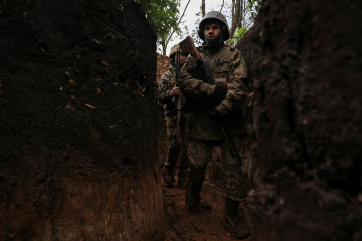 Ukrainische Militärangehörige gehen in einem Graben an einer Frontlinie in der Region Donezk