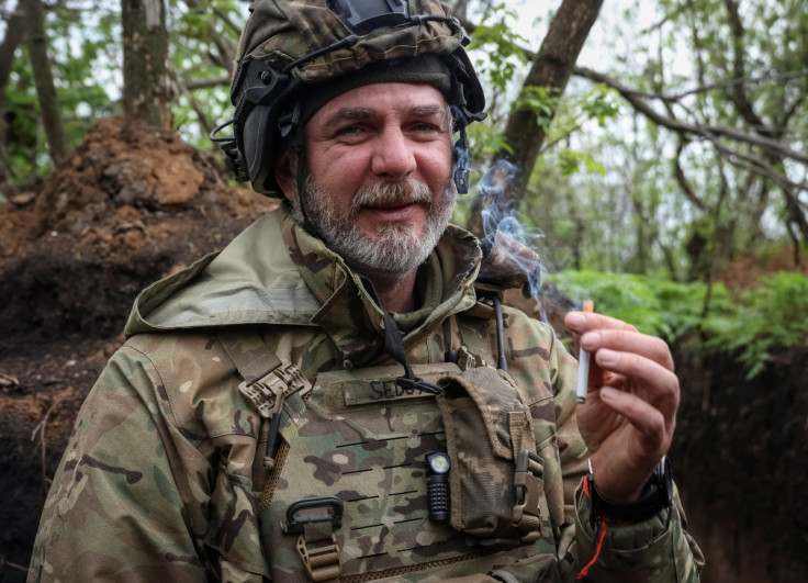Ein ukrainischer Soldat raucht in einem Graben an einer Frontlinie in der Region Donezk