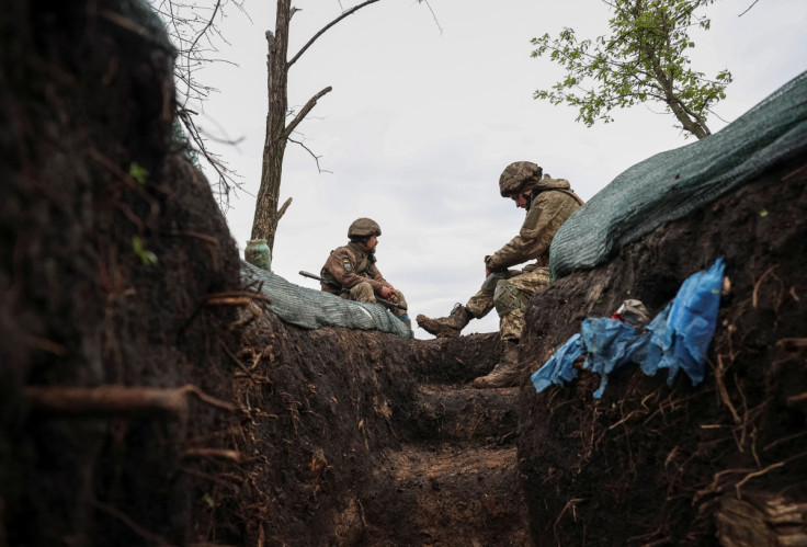 Ukrainische Militärangehörige ruhen in der Nähe eines Grabens an einer Frontlinie in der Region Donezk