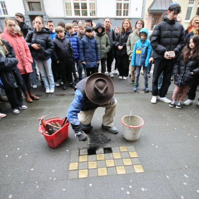 Stolpersteine-Künstler Gunter Demnig erinnert an Holocaust-Opfer auf deutschen Straßen