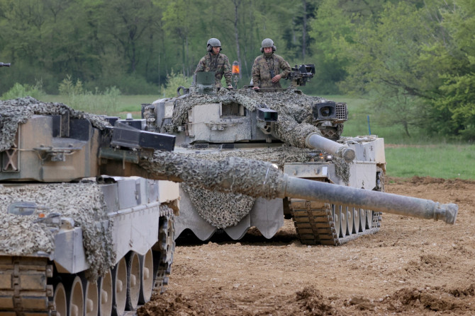 Rekruten der Panzerschule 21 der Schweizer Armee führen in Bure eine Angriffsübung mit den Leopard-2-Panzern durch