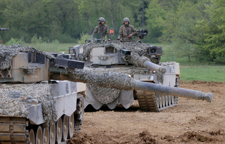 Rekruten der Panzerschule 21 der Schweizer Armee führen in Bure eine Angriffsübung mit den Leopard-2-Panzern durch