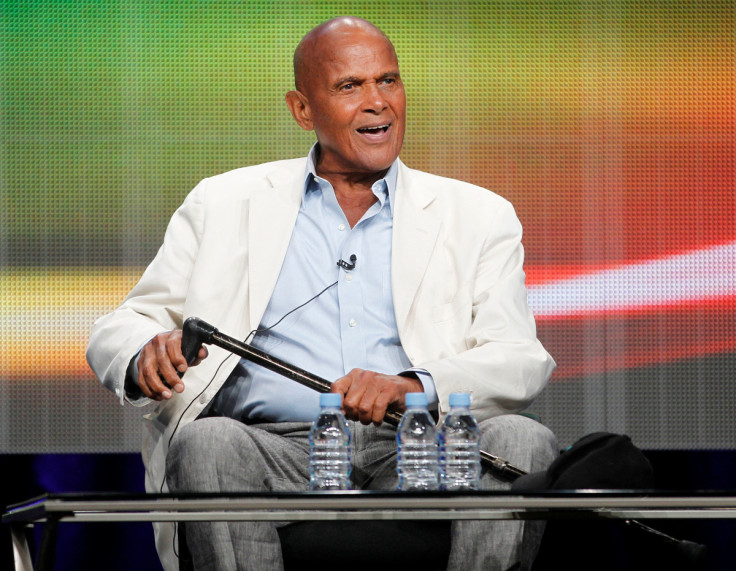 Sänger, Schauspieler und Aktivist Harry Belafonte spricht während einer Sitzung über einen Dokumentarfilm über sein Leben "Sing Your Song" während der HBO-Sitzung bei der Cable Press Tour 2011 der Summer Television Critics Association in Beverly Hills