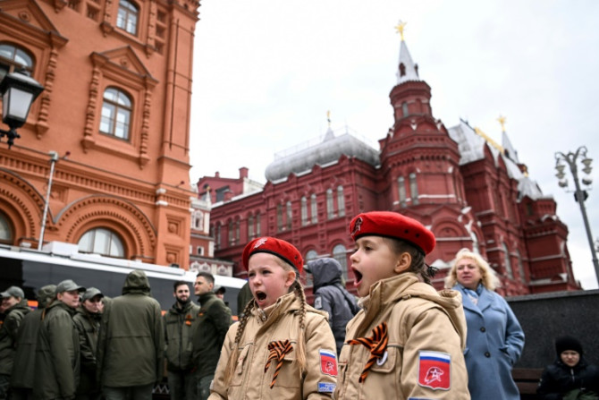 Kinder singen ein patriotisches Lied auf dem Maneschnaja-Platz in Moskau