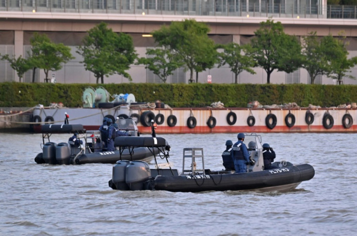 Die japanische Küstenwache patrouilliert auf dem Shinano-Fluss, der an den Veranstaltungsorten der G7-Finanzgespräche vorbeifließt