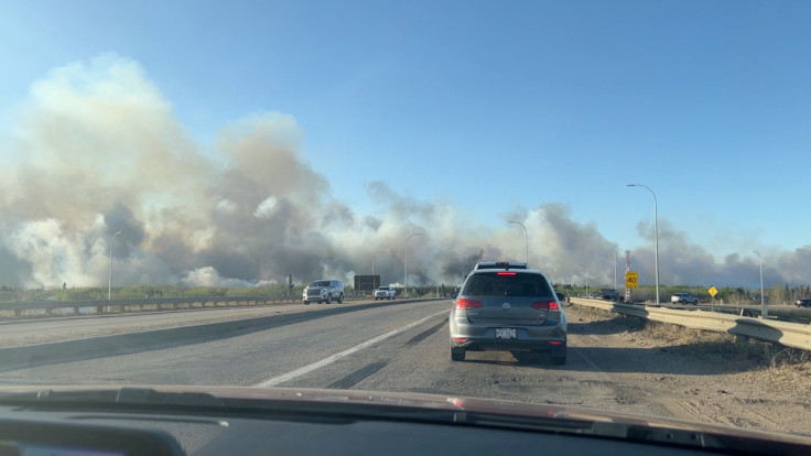 Rauch steigt aus einem Waldbrand im Strathcona County, Alberta