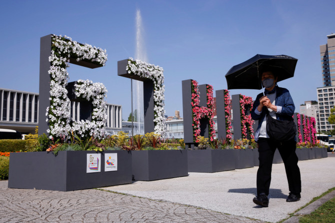 Eine Frau geht vor dem G7-Gipfel in Hiroshima an einer Blumeninstallation „G7 Hiroshima“ in der Nähe des Friedensmuseums vorbei