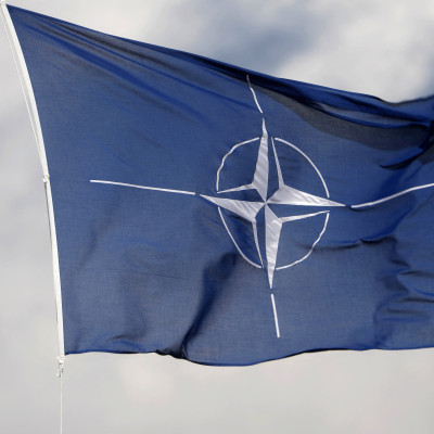 Auf dem Militärstützpunkt Tapa weht die NATO-Flagge