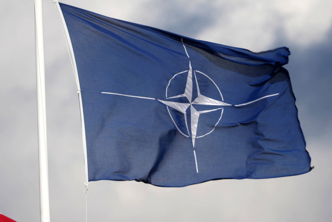 Auf dem Militärstützpunkt Tapa weht die NATO-Flagge