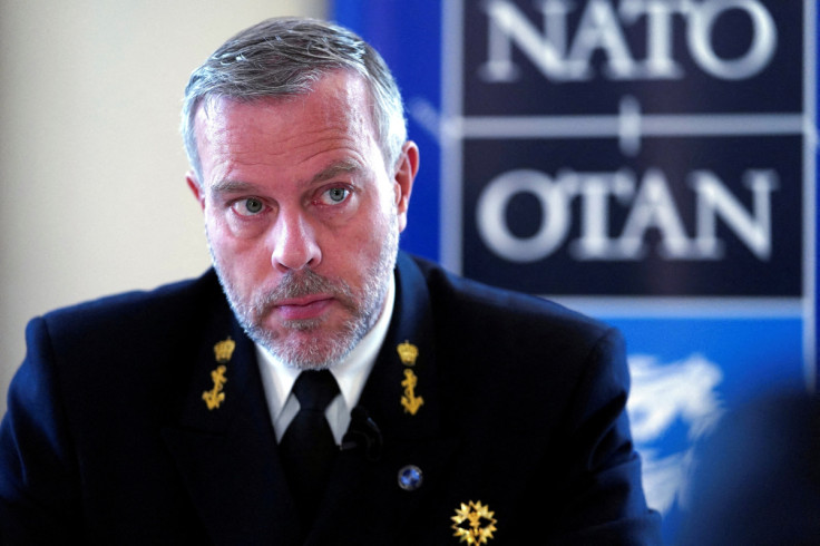 Admiral Bauer spricht während eines Interviews in Tallinn